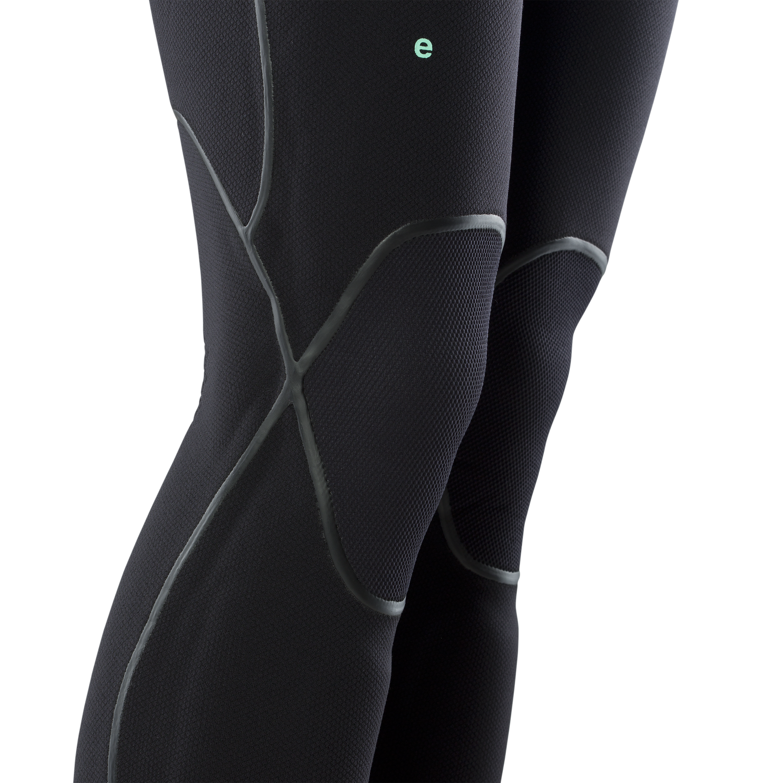 ION Amaze Select 5/4 mm Back-Zip Neoprenanzug in schwarz, Detail Schienbeinschutz und Texturpanels