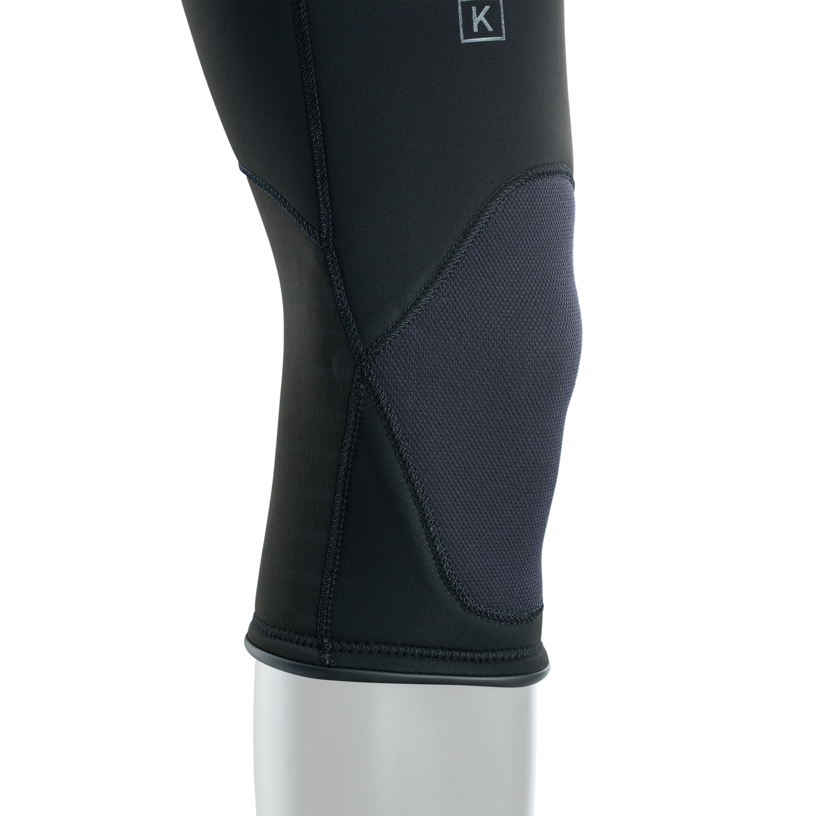Détail genou de la combinaison ION Seek Core 4/3mm zip frontal en noir avec genouillère renforcée