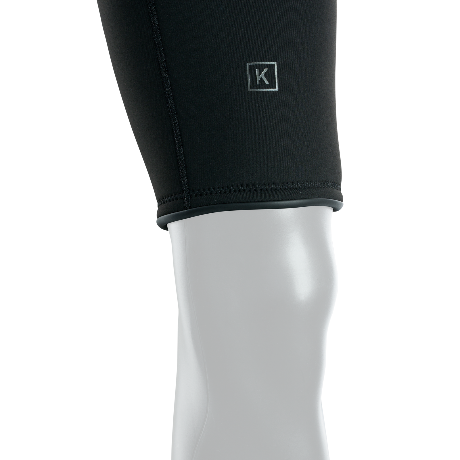 ION Seek Core 3/2mm front-zip shorty wetsuit in black, leg cuff detail