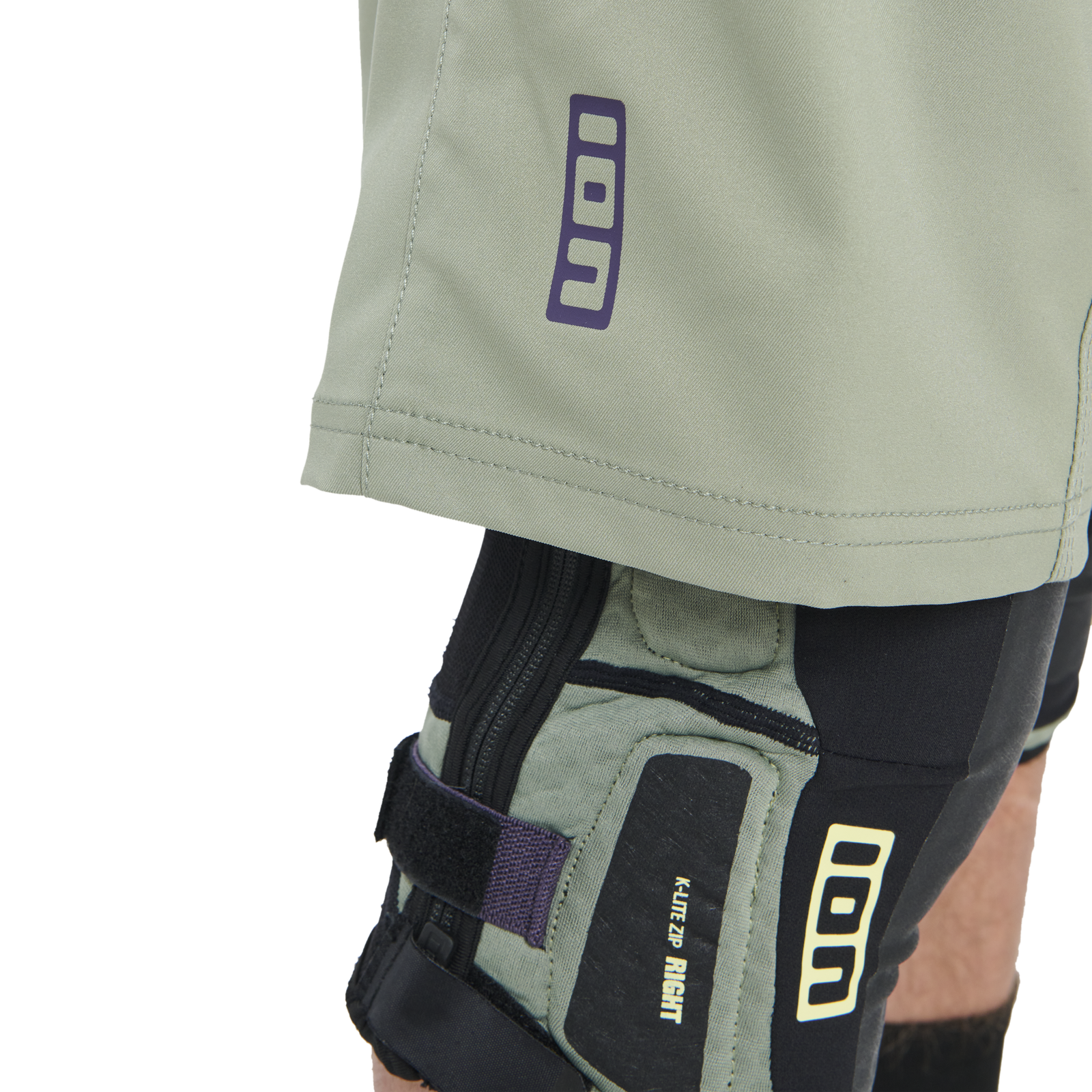 Genouillères ION K-Lite Zip en noir et sable avec fermeture éclair latérale, portées au genou
