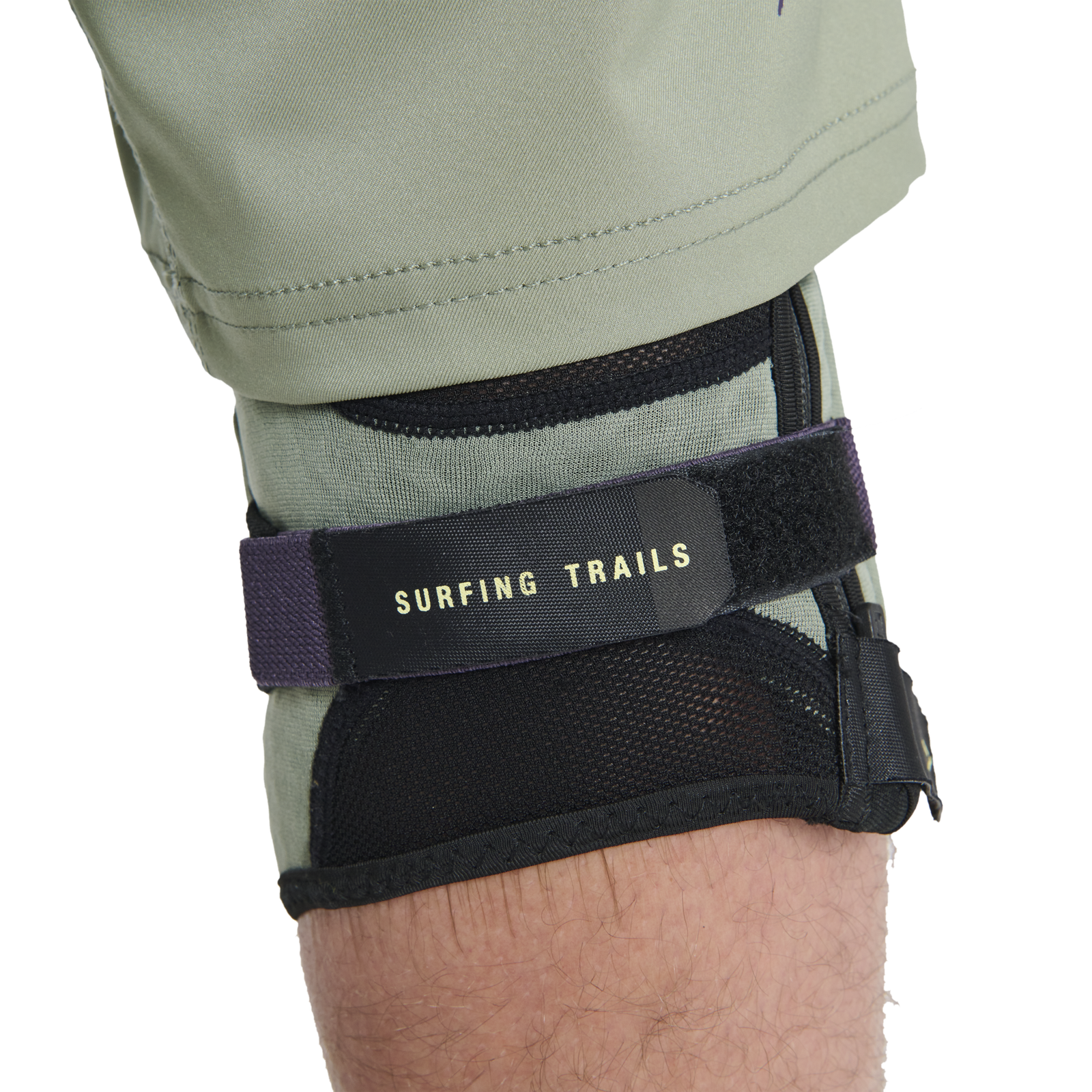 Genouillères ION Bike K-Lite Zip en noir avec fermeture éclair latérale, portées au genou