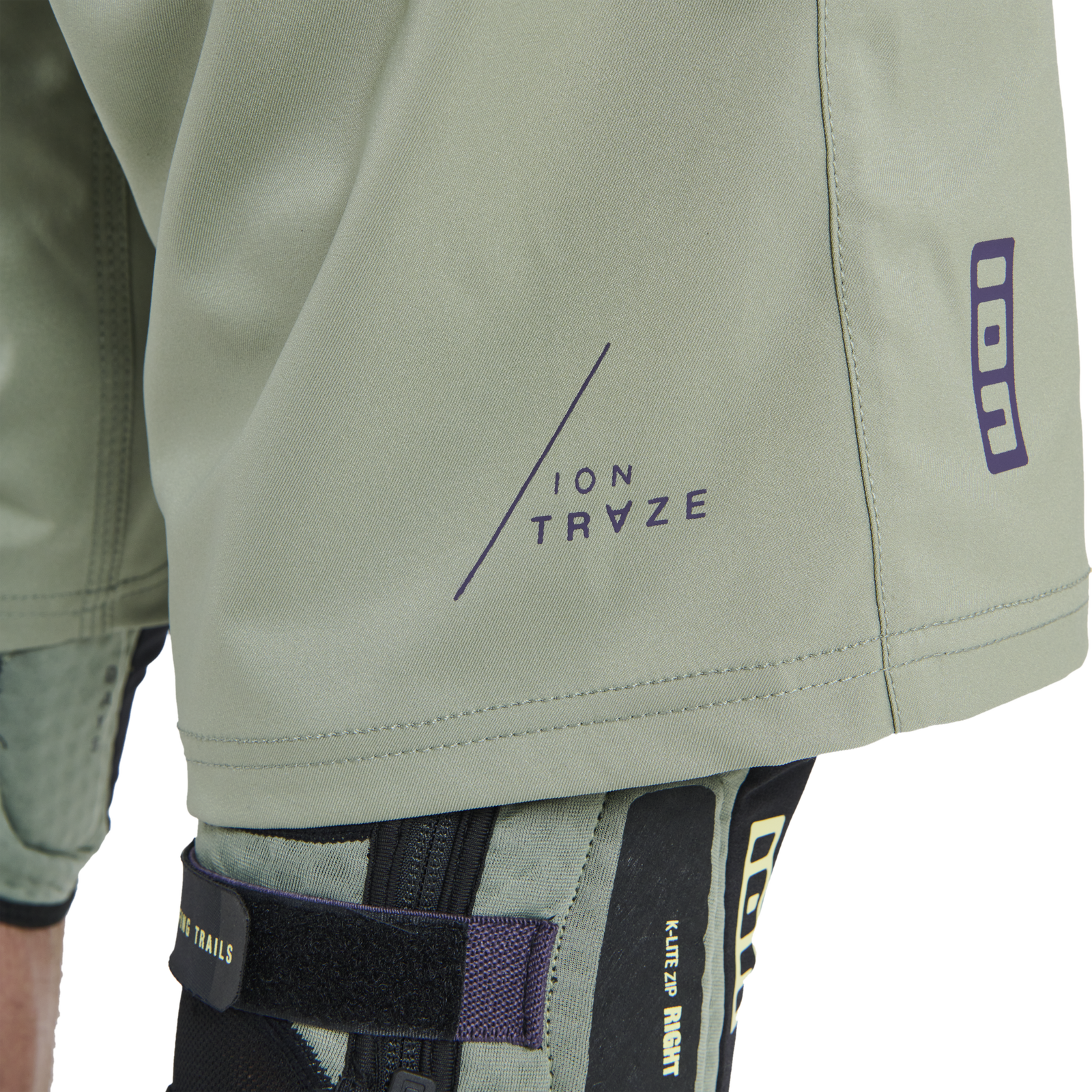 Genouillères ION K-Lite Zip en vert sauge avec fermeture éclair latérale, portées en VTT