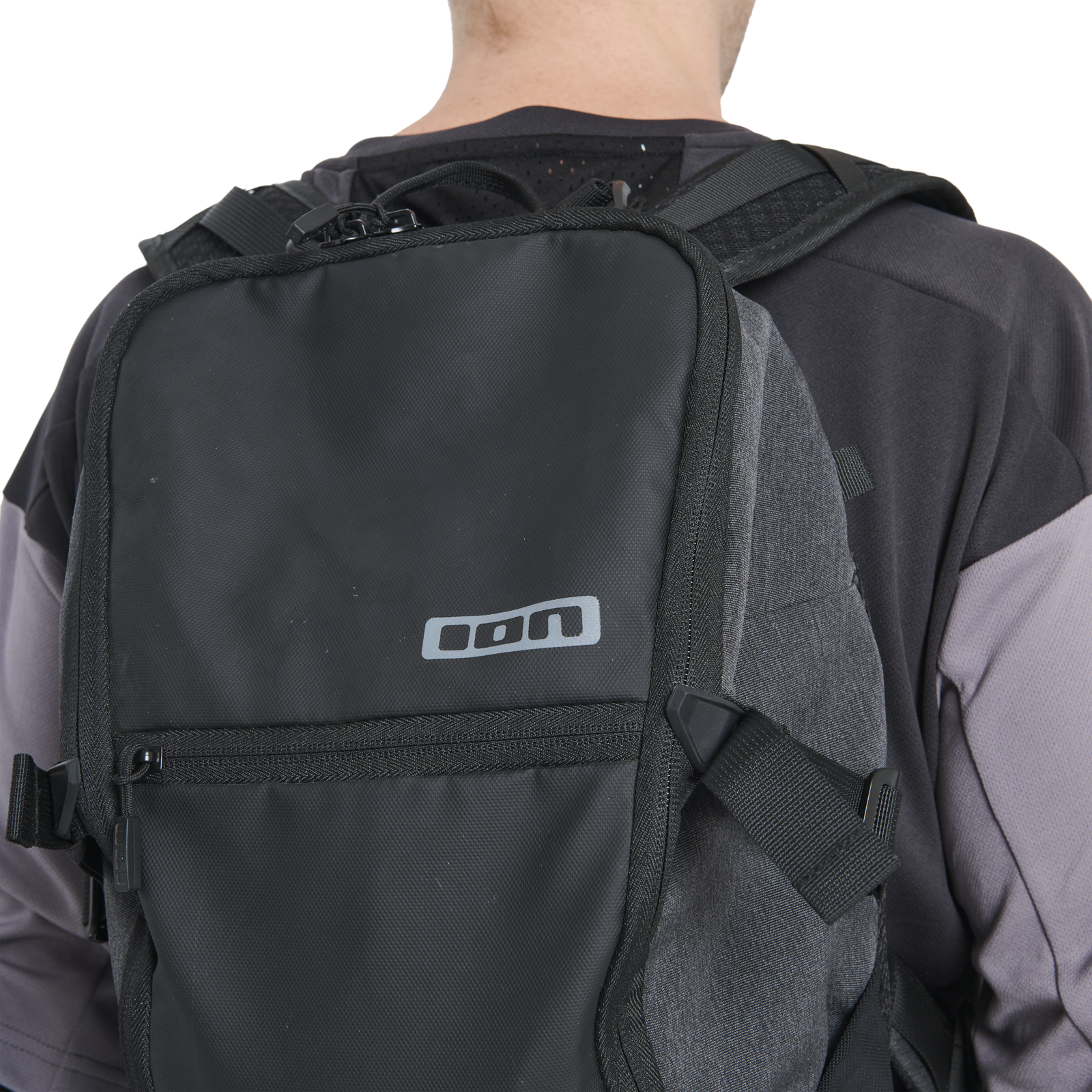 Sac à dos vélo ION Scrub 14 en noir avec protection dorsale intégrée, vue de dos