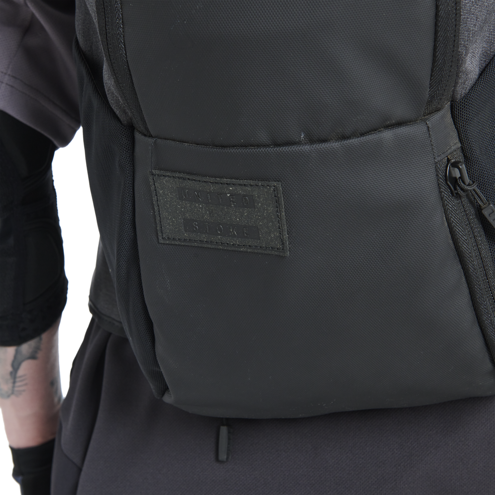 Sac à dos ION Bike Scrub 14 en noir avec protection dorsale intégrée, vue arrière