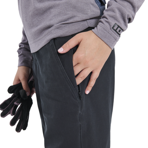 ION_Bike_Shorts-Seek-Amp-women_Model-Pictures_1