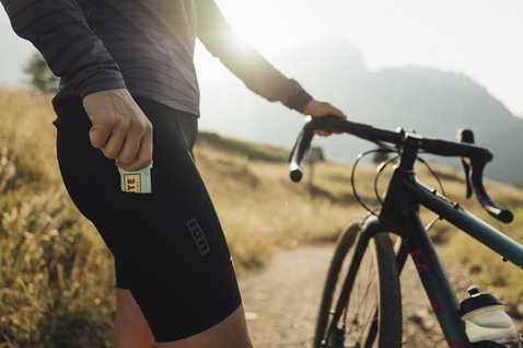 ION VNTR Amp men's bib shorts in black during gravel cycling in the mountains
