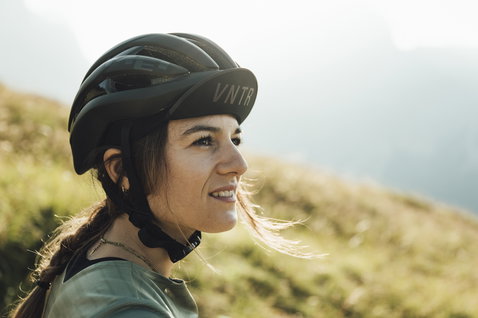 ION Bike VNTR cycling cap in dark olive worn during mountain biking in the mountains