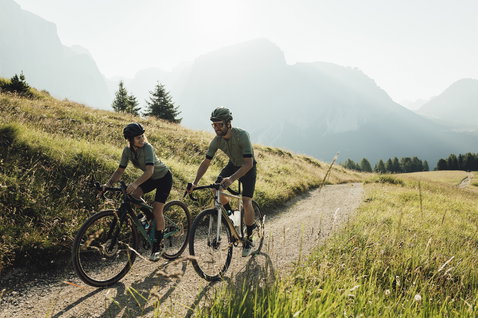 ION Bike VNTR cap during gravel cycling on an alpine mountain trail