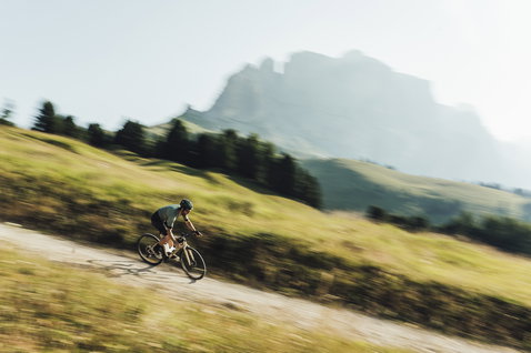 ION VNTR Amp bib shorts men in olive during gravel cycling in the Alps
