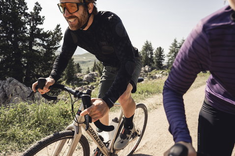 Camisola de ciclismo ION VNTR Amp manga comprida homem em preto durante gravel em montanha