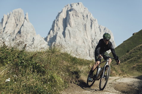 Camisola de ciclismo de manga comprida ION VNTR Amp LS masculina em verde-oliva escuro durante BTT nos Alpes