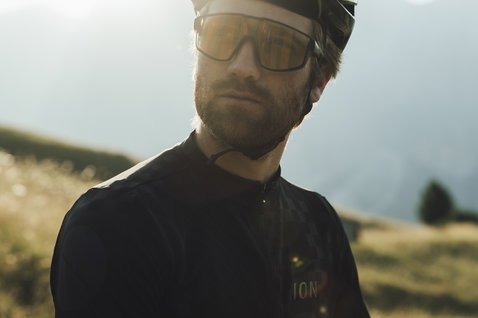 Camisola de ciclismo manga comprida ION VNTR Amp LS masculina em preto durante mountain bike nos Alpes