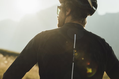 Camisola de ciclismo manga comprida ION Bike VNTR Amp em preto durante ciclismo em montanha