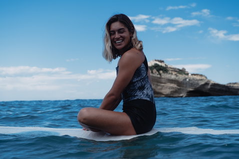ION Amaze Shorty Crossback fato de neoprene 1,5 mm em azul marinho escuro com estampado no oceano