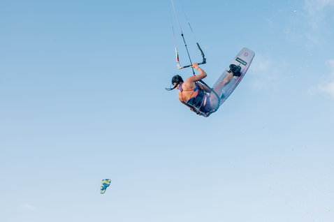 ION Neokini top bikini in neoprene 1,5 mm in blu acciaio e corallo durante il kitesurf