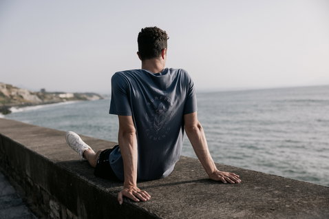 ION Bike Graphic SS men's t-shirt in slate blue during relaxing at the ocean coast
