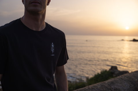 ION Bike Graphic SS men's t-shirt in black worn at the coast during sunset