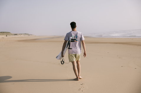 ION Bike Mood SS men's t-shirt in lavender grey during a beach walk by the ocean