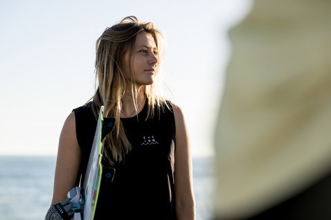 ION Tank No Bad Days 2.0 women's tank top in black during kitesurfing at the coast