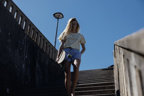 ION Vibes Damen T-Shirt in hellgelb beim Skaten an einer urbanen Treppe
