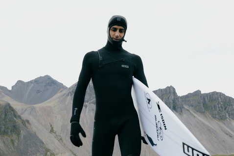 ION Seek Select 6/5mm Haube Frontzip Neoprenanzug in schwarz beim Wellenreiten im Gebirge