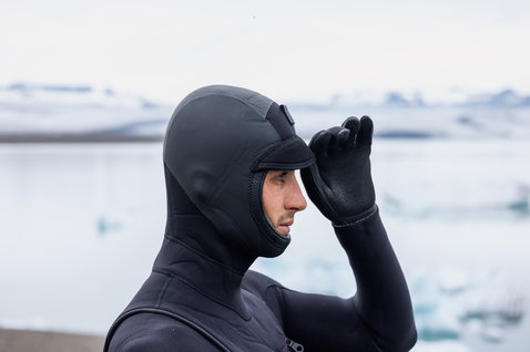 ION Seek Select 6/5mm Frontzip Neoprenanzug mit Haube in schwarz beim Kaltwassersurfen