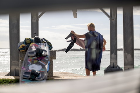 ION Select poncho homem em azul marinho escuro durante kitesurf na praia