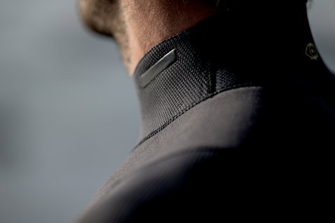 ION Seek Amp 4/3mm front-zip fullsuit in black – collar detail