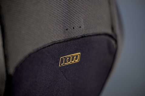 ION Seek Amp 4/3mm front-zip fullsuit in black with Max_Flex shoulder lining detail