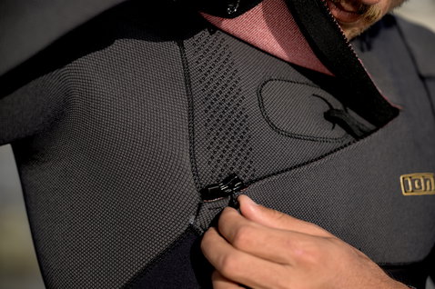 ION Seek Amp 4/3mm front-zip fullsuit in black – front zip closure detail