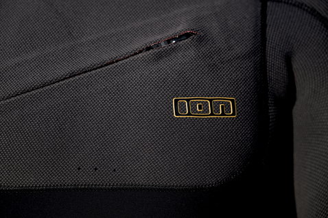 ION Seek Amp 4/3mm front-zip fullsuit wetsuit in black – logo detail closeup