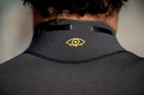 ION Seek Amp 4/3mm front-zip fullsuit in charcoal black – back detail with logo
