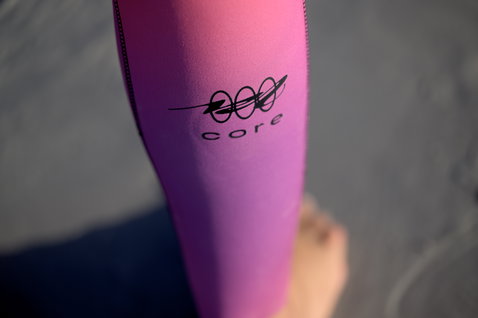 ION Amaze Core 3/2mm front-zip fullsuit in magenta and purple – logo detail