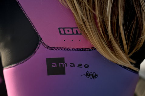 ION Amaze Core 3/2mm front-zip fullsuit in pink and purple, detail view with logo print