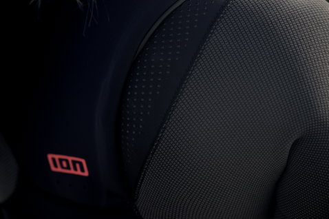 ION Amaze Amp 4/3mm front-zip fullsuit in black, chest and shoulder panel detail