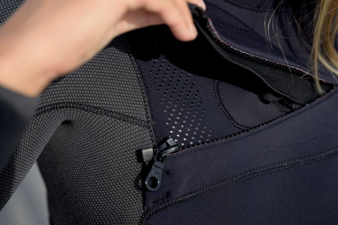 ION Amaze Amp 4/3mm front-zip fullsuit in black — Max_Flex mesh lining and chest panel detail