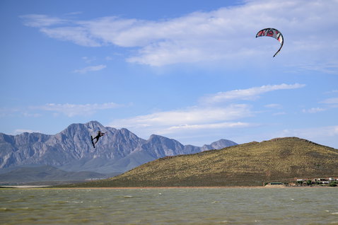 ION Amaze Amp 5/4mm Front-Zip Neoprenanzug beim Kitesurfen an einem Bergsee