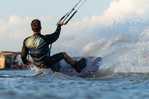 ION Wetshirt LS men's long-sleeve water shirt in dark grey during kitesurfing on the ocean
