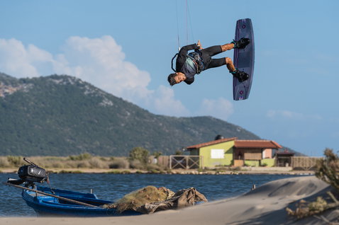 ION Wetshirt LS men long-sleeve UV top in dark navy during kitesurfing at a coastal lagoon