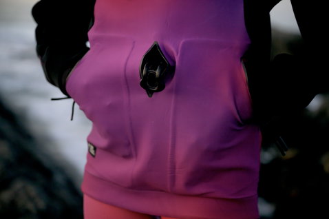 ION Neo Hoody Lite mulher hoody neoprene em magenta e roxo com abertura para arnês