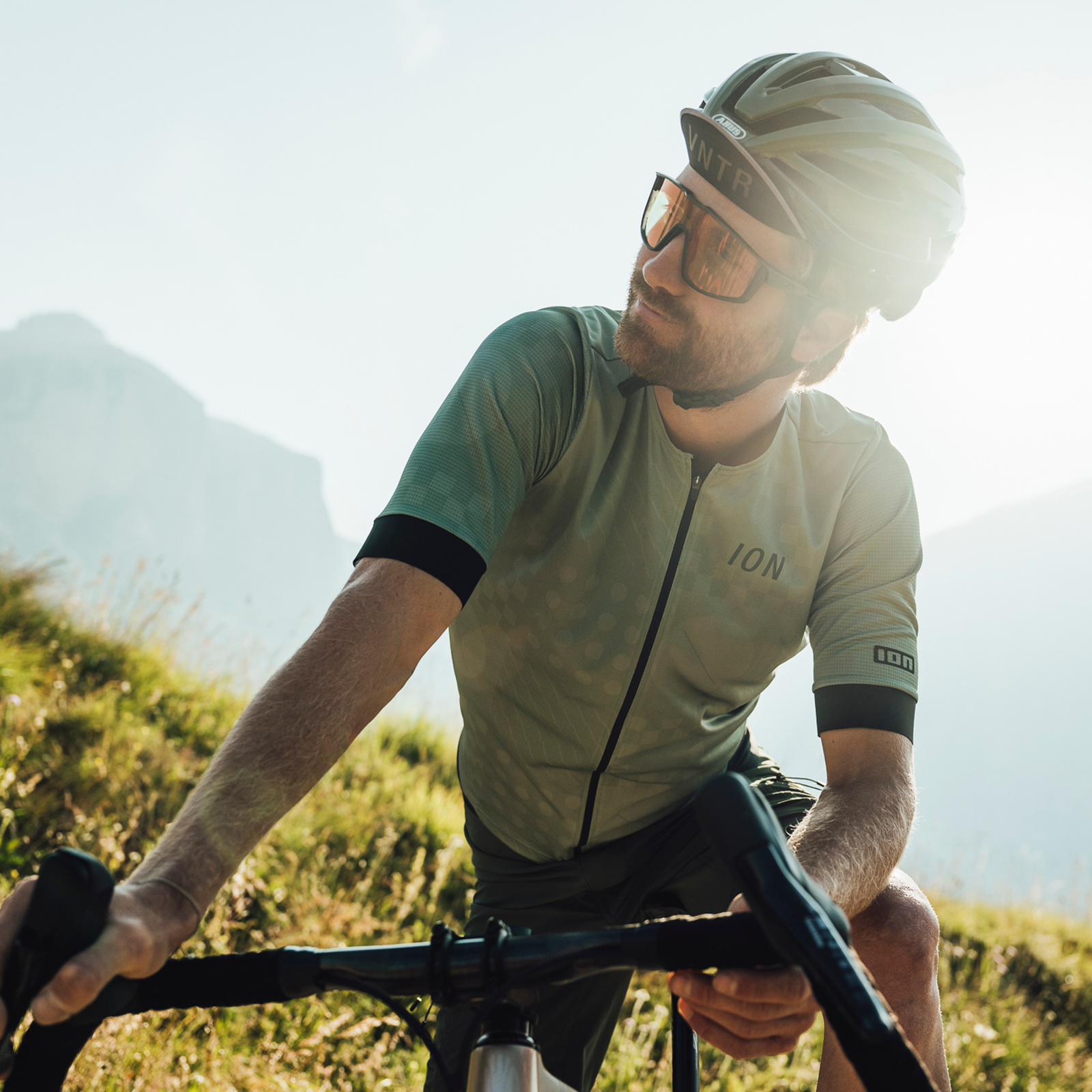 Maillot de cyclisme ION VNTR Amp SS homme en vert sauge lors d'une sortie vélo en montagne dans les Alpes