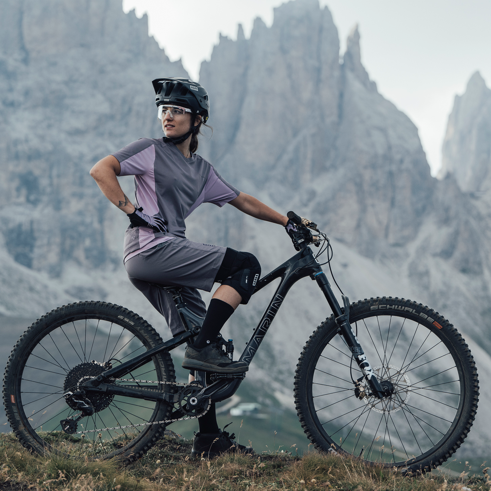 ION Traze Amp SS women's cycling jersey during mountain biking in the Alps in dusty mauve and grey