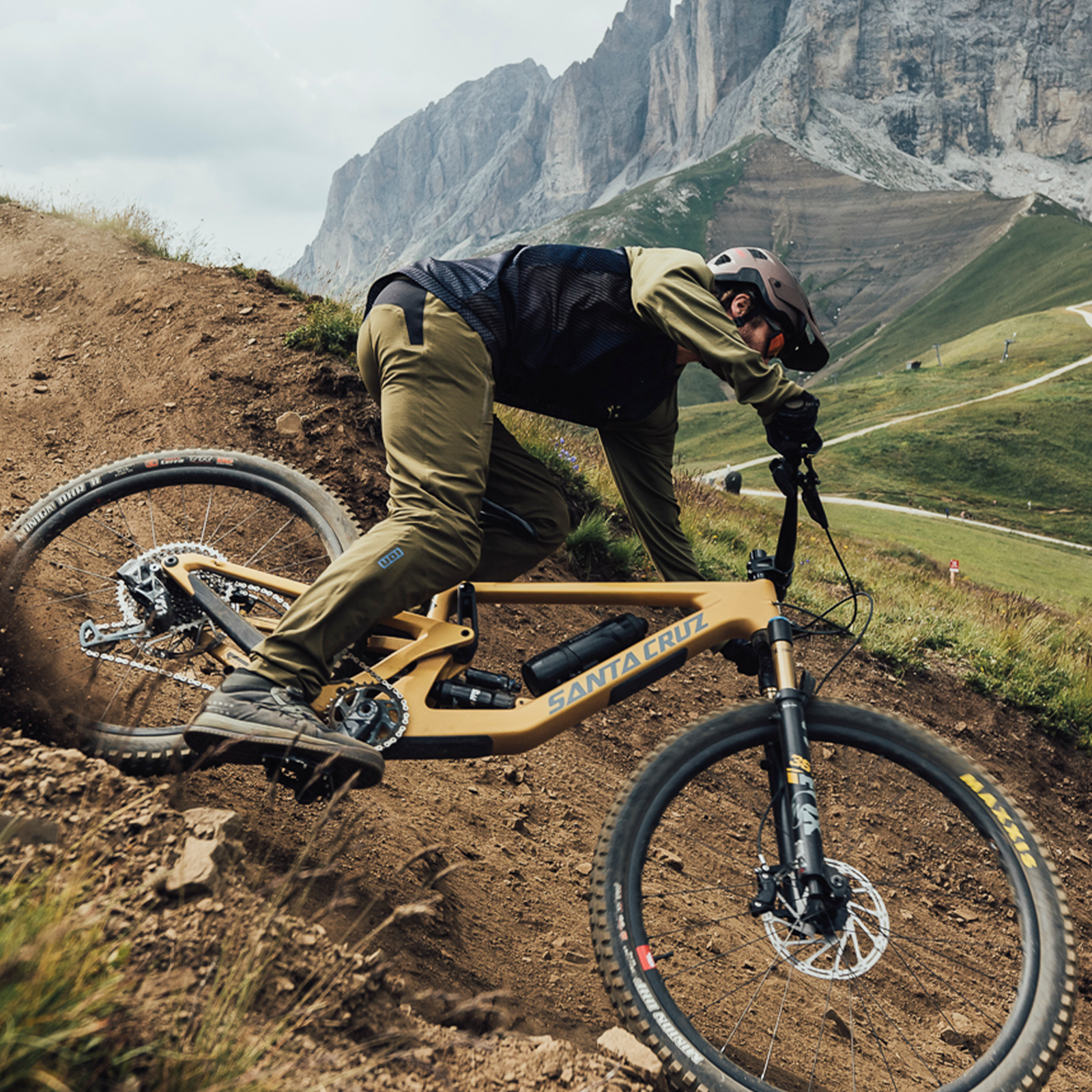 Pantalon de vélo ION Scrub en marron olive lors d'une sortie VTT dans les Dolomites