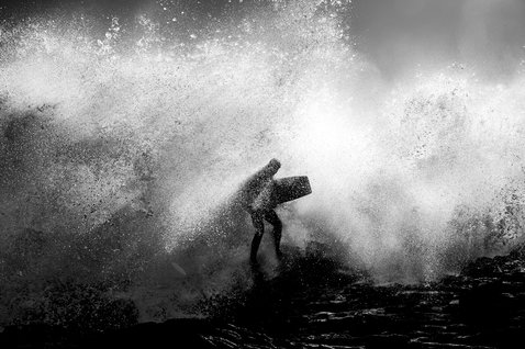 ION Ballistic Shoes 2.5 neoprene water shoes with split toe during wave riding on rocky reef
