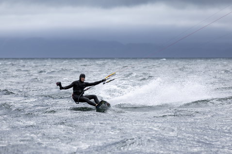 ION Claw neoprene gloves 3/2mm during kitesurfing on the open ocean in overcast conditions