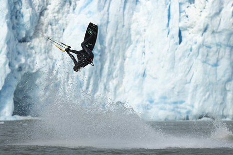 ION Claw neoprene gloves 3/2mm during kitesurfing in front of a glacial ice wall