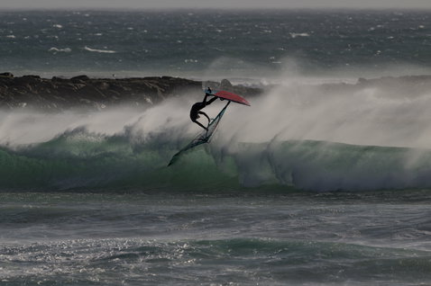 Harnais de taille ION Rival lors de windsurf sur grandes vagues en bord de mer