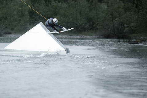 ION Collision Vest Select colete de impacto com fecho frontal durante wakestyle num obstáculo de wake park em rio