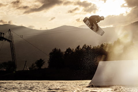 ION Collision Vest Select zip frontal colete de impacto durante wakestyle no parque de cabo ao pôr do sol