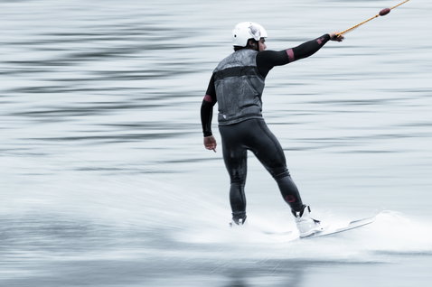 ION Collision Vest Select colete de proteção com fecho frontal em cinzento antracite durante wakestyle na água